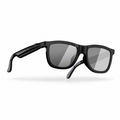 Lunettes connectées G60 Flex noires avec verres gris, vue de trois quarts sur fond blanc.