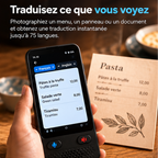 Traducteur IA S85 VoixAI affichant la traduction en français d'un menu de restaurant photographié à l'étranger.