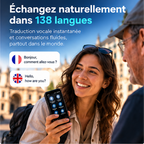 Voyageuse utilisant le traducteur vocal IA S85 VoixAI pour converser dans une autre langue lors d'un voyage.